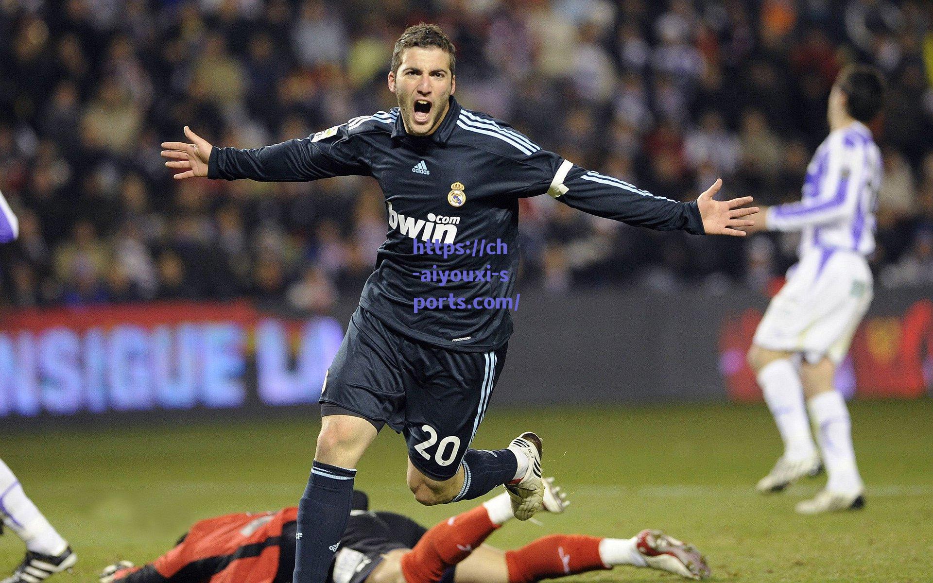 【爱游戏官方入口】詹姆斯跨界高尔夫引热议！IG晒组图展现全新爱好，球迷，下一个目标是大满贯？